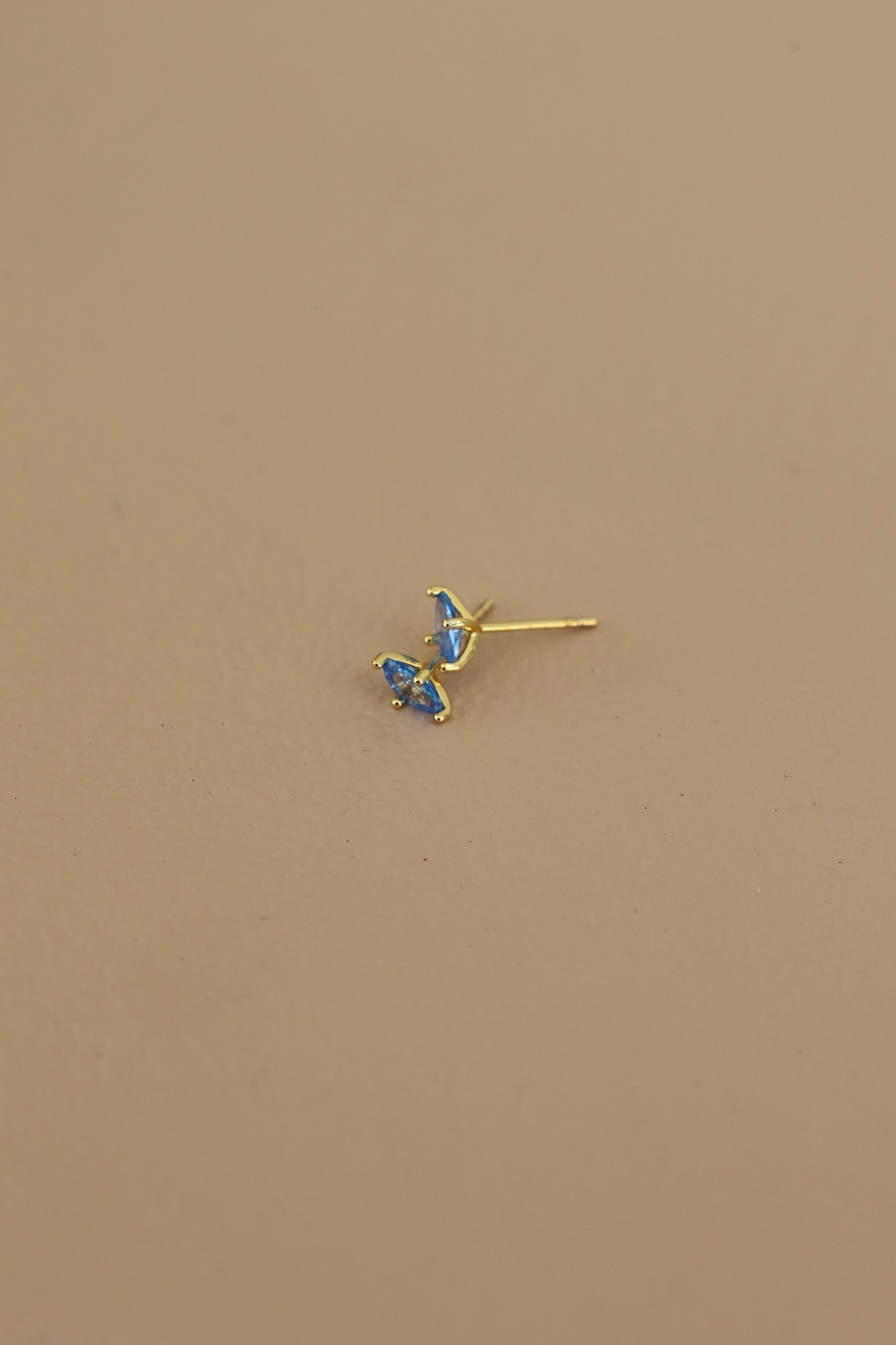  CZ DIAMOND SHAPED STUD