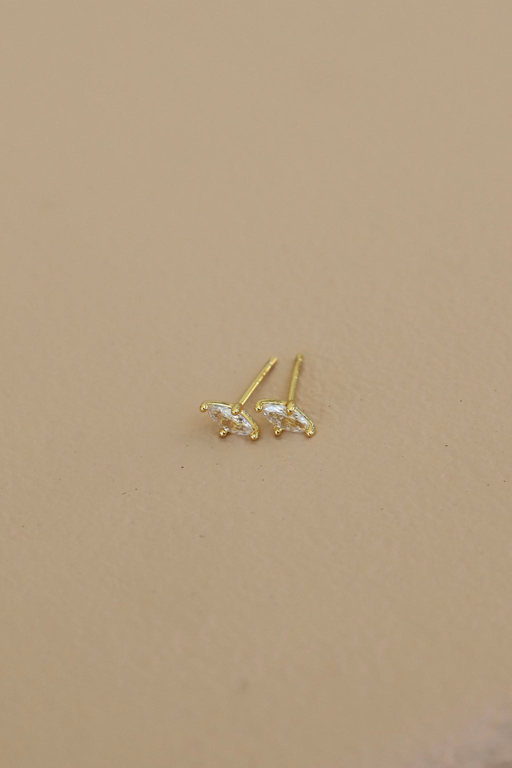  CZ DIAMOND SHAPED STUD