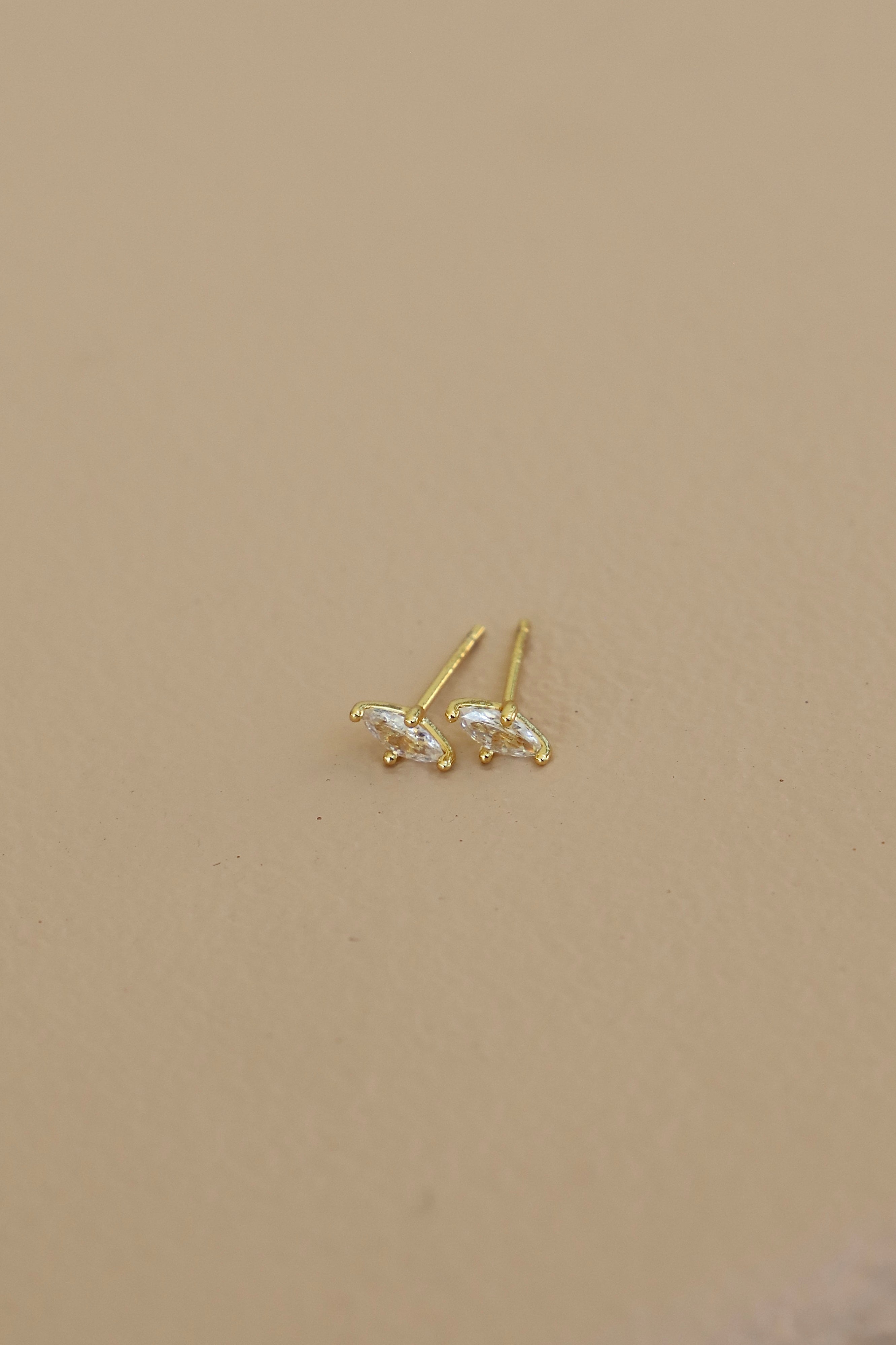 CZ DIAMOND SHAPED STUD