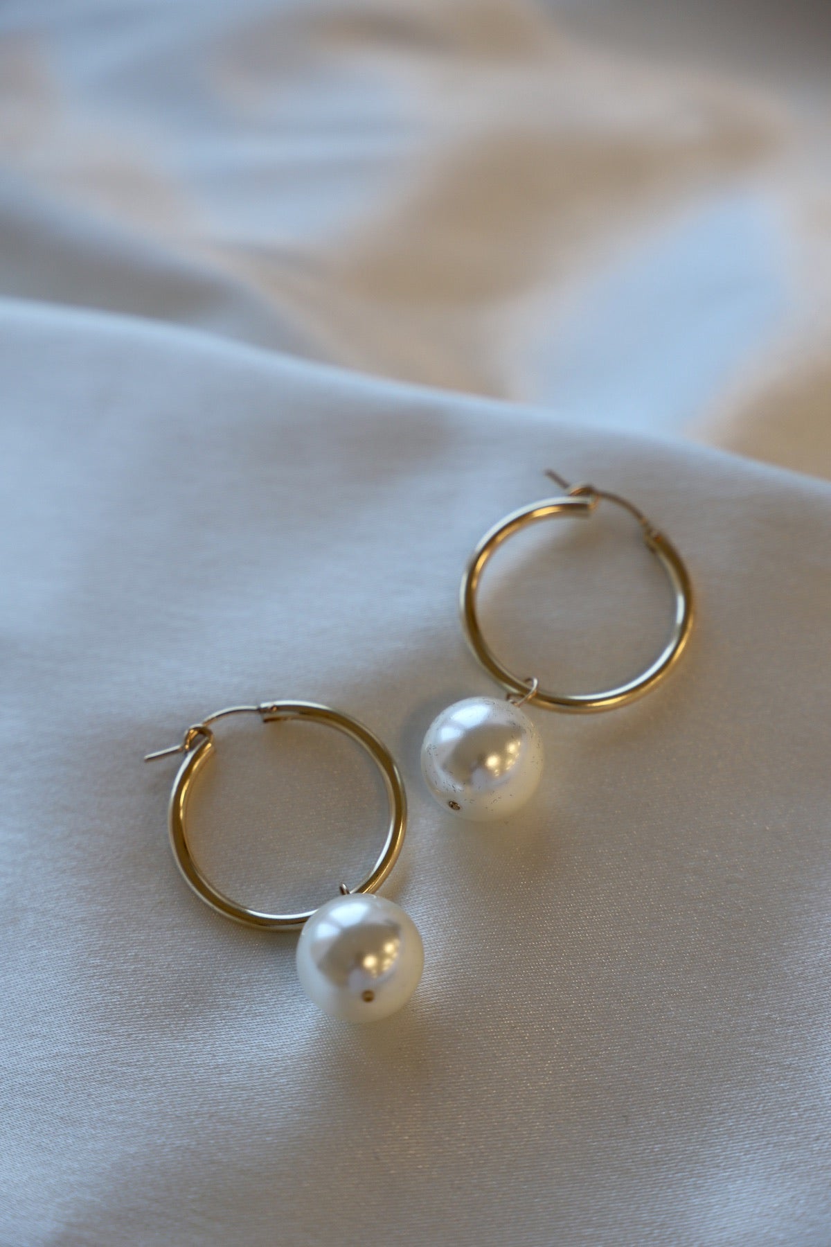  OVERSIZED AUDREY PEARL HOOPS