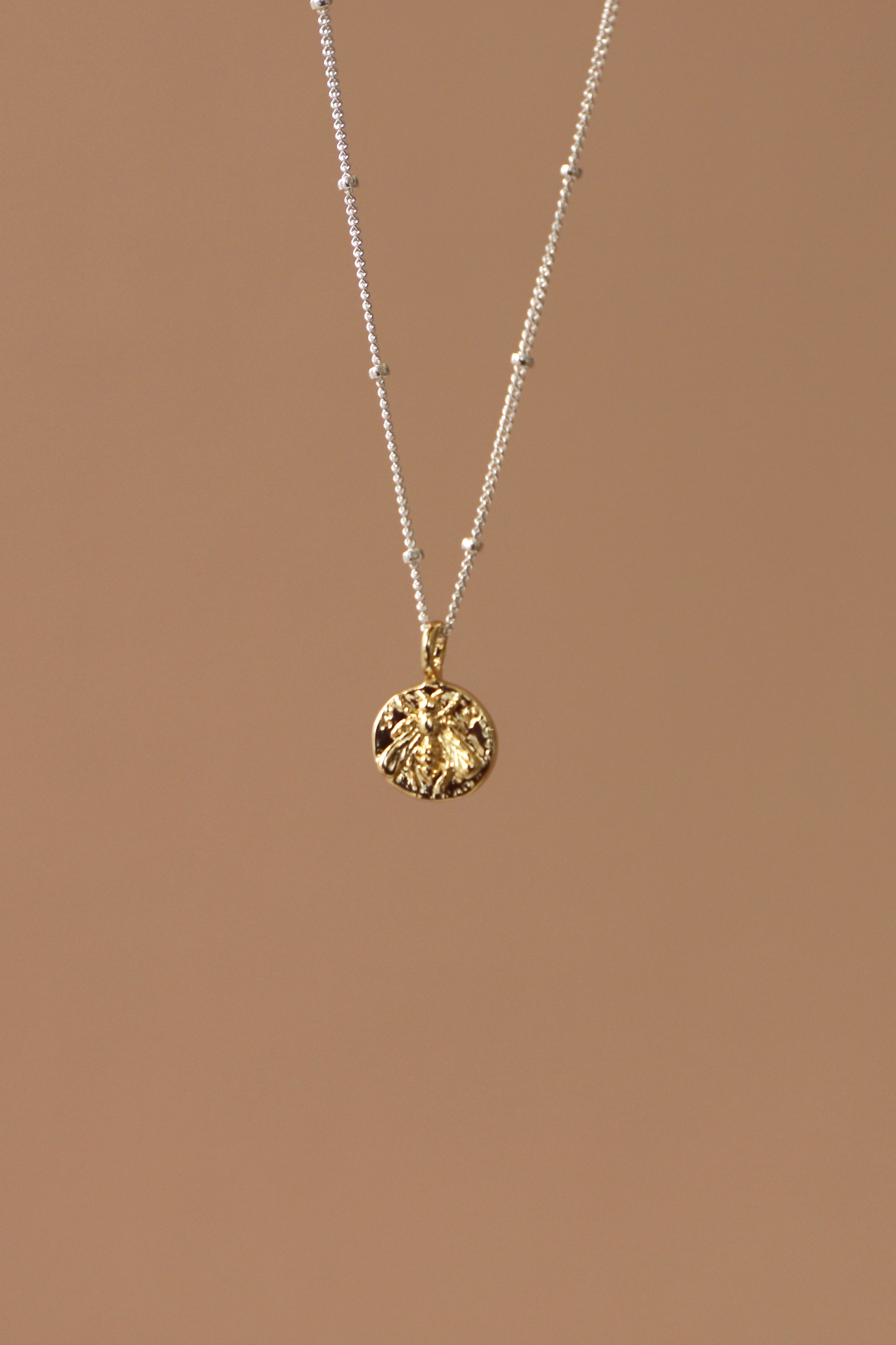  MINI BEE MEDALLION NECKLACE
