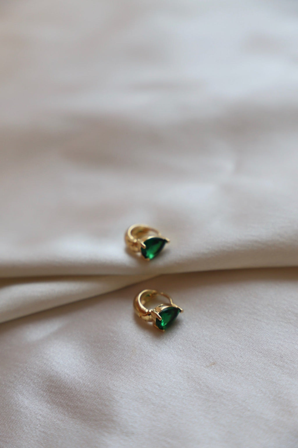  CRYSTAL TEARDROP HUGGIES-EMERALD