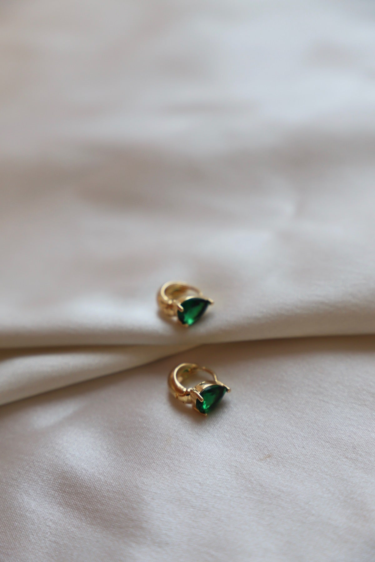  CRYSTAL TEARDROP HUGGIES-EMERALD