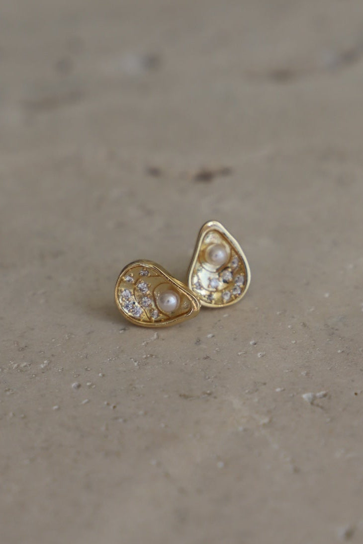  OYSTER SHELL STUDS