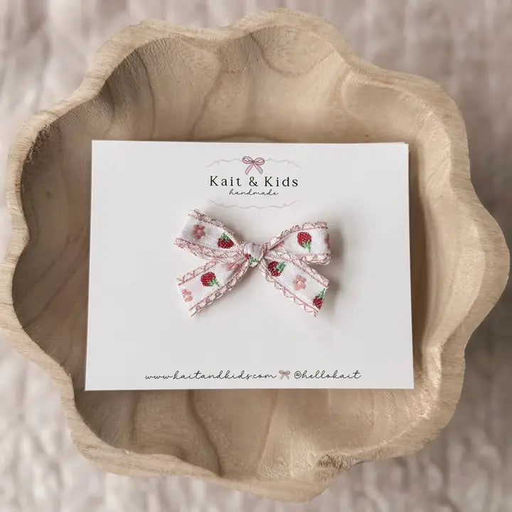  STRAWBERRY AND DAISY CLIP
