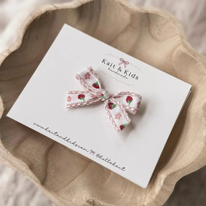  STRAWBERRY AND DAISY CLIP